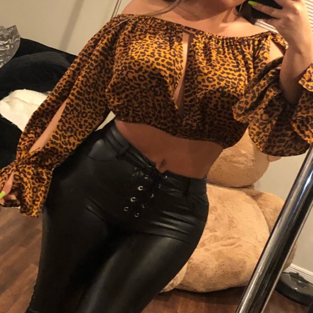 Off shoulder puffy leopard crop top